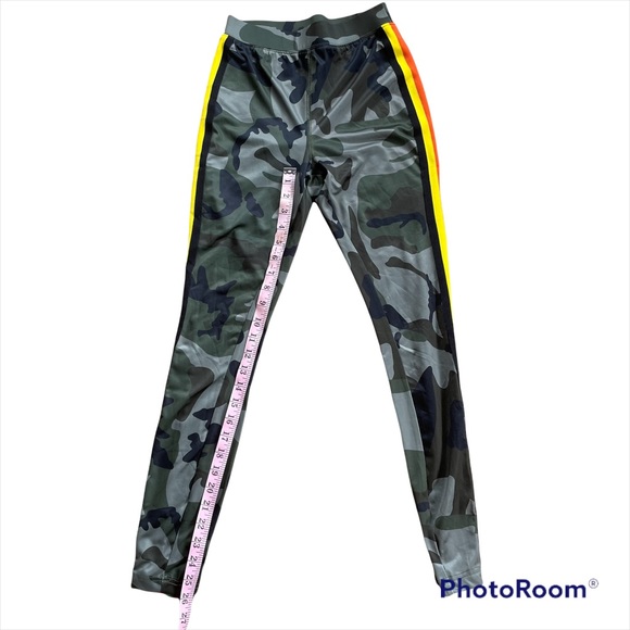Pam and Gela Juicy Athletic Leggings Camo with Color Stripes on sides - Picture 9 of 11